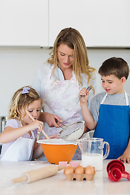 포토 JPG 해외이미지 백인 라이프스타일 여자 남자 딸 아들 어린이 가족 탁자 엄마 함께함 실내 사랑 요리 서기 소년 20대 세명 부모 쿠키 주방 앞치마 우유 잡기 사발 굽기 준비 조리대 만들기 밀가루 밀대 언니 남동생 해외202004 해외포토 서양인 감정 가구 컨셉 관계 모션 주방용품 디저트 유제품 사람 청년 내부 생활 사기그릇 가루 구이 자매 동생 파일형식