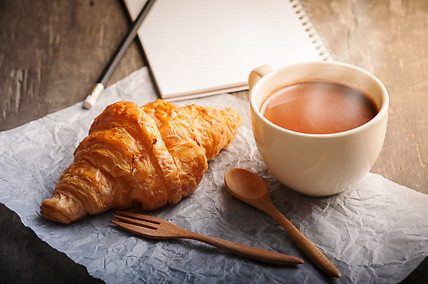 포토 JPG 해외이미지 음료 음식 빵 백그라운드 탁자 디저트 사람없음 컵 초콜릿 뜨거움 버터 코코아 페스츄리 맛있는 해외202004 해외포토 식기 가구 파일형식