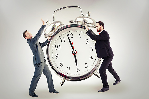 포토 JPG 해외이미지 백인 남자 행복 시계 백그라운드 비즈니스 성인 두명 30대 빛 걷기 회색 자명종 흰색 잡기 비즈니스맨 찡그림 흰배경 스포트라이트 보여주기 마감 카피스페이스 해외202004 해외포토 서양인 감정 컬러 모션 표정 사람 장년 공백 알람 직장인 파일형식