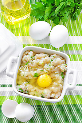 포토 JPG 해외이미지 음식 분홍색 재료 탁자 주방용품 파슬리 육류 요리 사람없음 초록색 빛 주방 계란 치킨 흰색 신선 냄비 상품 미트볼 자르기 준비 날것 레시피 다진 땅바닥 생식 스터핑 정육점 개조 해외202004 해외포토 컬러 가구 생활용품 채소 식재료 모션 바닥 상점 알 솥 닭고기요리 파일형식