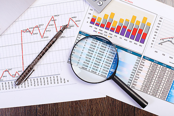 포토 JPG 해외이미지 종이 컨셉 회사 비즈니스 통계 탁자 그래프 직장 사람없음 사무실 펜 볼펜 자료 계산기 정보 키보드 업무 계획 오브젝트 보고서 문서 해외202004 해외포토 가구 문구용품 필기구 장비 작업 파일형식