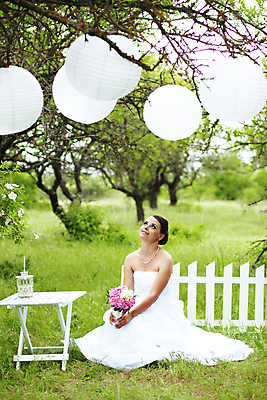 포토 JPG 해외이미지 주간 공원 여자 신부 결혼 한명 성인 야외 옆모습 파티 정원 성인여자한명만 해외202004 해외포토 자연요소 1 공공시설 뷰포인트 사람 이벤트 여자한명만 성인여자만 파일형식