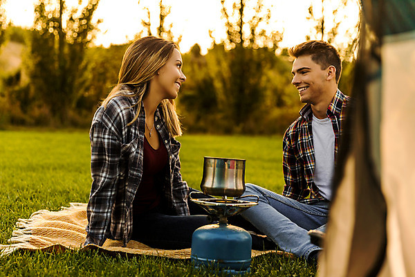 포토 JPG 해외이미지 백인 라이프스타일 커플 행복 스포츠 여행 밭 자연 휴가 휴식 산 함께함 실내 텐트 사랑 요리 풍경 야외 두명 여름 친구 일몰 캠핑 하이킹 시골 숲 해외202004 해외포토 서양인 계절 감정 컨셉 농업 관계 레저 캠핑도구 사람 내부 생활 노을 생태계 파일형식