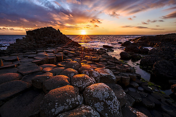 포토 JPG 해외이미지 구름 유럽 바다 여행 자연 하늘 영국 풍경 사람없음 야외 가로 햇빛 태양 황혼 일몰 바위 재산 큼 호기심 화산 용암 아일랜드 내추럴 전국 지질학 현무암 해외202004 해외포토 자연요소 교육 감정 나라 컨셉 산 금융 노을 돌_바위 크기 생태계 화산암 파일형식