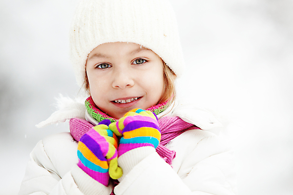 포토 JPG 해외이미지 라이프스타일 옷 계절 여자 행복 얼굴 어린이 장갑 겨울 날씨 휴가 한명 사람 야외 컬러풀 유행 걷기 기쁨 추위 흰색 작음 서리 장면 눈내림 해외202004 해외포토 1 잡화 감정 컬러 모션 눈_날씨 생활 신체부위 크기 파일형식