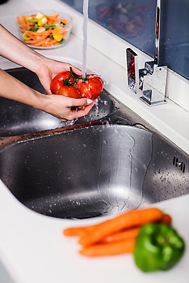 포토 JPG 해외이미지 손 음식 토마토 채소 모션 주택 파프리카 실내 건강 사람없음 물 주방 청결 당근 젖음 신선 위생 씻기 빨래 청소 싱크대 수도꼭지 준비 위생관리 채식주의자 해외202004 해외포토 자연요소 가사 뿌리채소 관리 내부 건물 신체부위 개수대 채식 파일형식