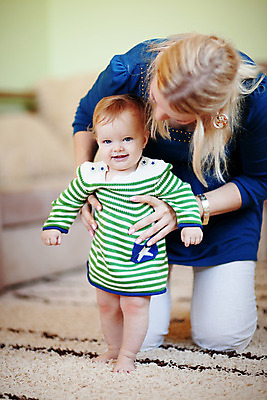 포토 JPG 해외이미지 전신 백인 라이프스타일 응시 여자 딸 행복 가족 엄마 실내 사랑 사람 상반신 성인 두명 앞모습 카펫 방 육아 아기 잡기 걸음마 돌봄 여자만 해외202004 해외포토 서양인 시선 감정 뷰포인트 관계 모션 내부 생활 파일형식