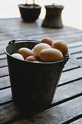 포토 JPG 해외이미지 음식 건강 사람없음 갈색 계란 신선 상품 양동이 유기농 날것 내추럴 해외202004 해외포토 웰빙 컬러 알 파일형식
