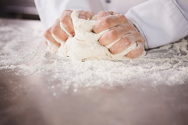 포토 JPG 해외이미지 직업 손 유니폼 실내 요리 한명 서기 사람 근접촬영 신체부위 주방 식당 요리사 신선 작업 직원 준비 날것 반죽 만들기 밀가루 밀가루반죽 제빵사 핸드메이드 해외202004 해외포토 1 옷 뷰포인트 모션 내부 상점 가루 파일형식