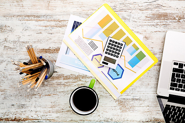 포토 JPG 해외이미지 종이 컨셉 비즈니스 통계 탁자 그래프 직장 사람없음 노트북 컴퓨터 사무실 연필 펜 자료 계산기 정보 업무 분석 보고서 문서 파일 해외202004 해외포토 가구 회사 문구용품 학용품 전자제품 필기구 장비 작업 파일형식