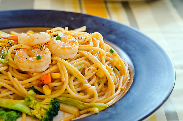 포토 JPG 해외이미지 접시 음식 토마토 채소 새우 파스타 파슬리 스파게티 요리 사람없음 식사 해산물 국수 해외202004 해외포토 식기 서양음식 갑각류 면류 파일형식