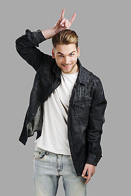 포토 JPG 해외이미지 동물 백인 모델 1 응시 남자 행복 포즈 백그라운드 손가락 성공 관리 한명 서기 사람 손짓 소년 20대 성인 세로 유행 회색 자신감 주머니 시원함 심볼 사인 귀 반항 스타일 해외202004 해외포토 서양인 손 시선 감정 어린이 컬러 컨셉 모션 청년 신체부위 파일형식