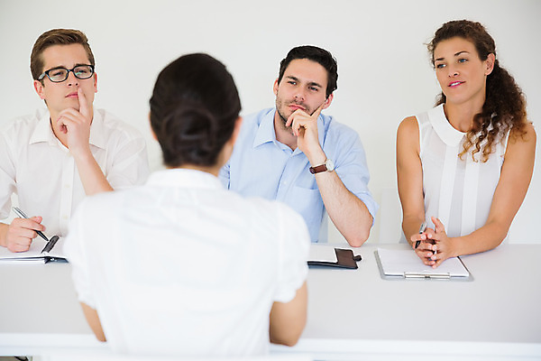 포토 JPG 해외이미지 백인 응시 여자 남자 실내 앉기 여러명 상반신 20대 성인 30대 사무실 턱괴기 비즈니스우먼 고민 면접 해외202004 해외포토 서양인 시선 감정 다수 비즈니스 모션 사람 청년 내부 장년 직장인 파일형식