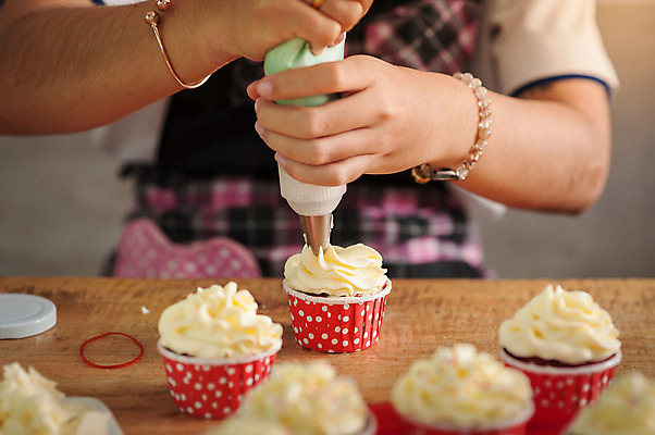 포토 JPG 해외이미지 손 음식 포즈 백그라운드 디저트 요리 사람없음 장식 과자 케이크 주방 카페 빵집 축하 신선 작업 생일 달콤 맛 설탕 컵케이크 묘사 준비 만들기 버터 방법 짜기 크림치즈 페스츄리 해로움 핸드메이드 휘핑크림 맛있는 해외202004 해외포토 기념일 빵 컨셉 모션 치즈 신체부위 상점 크림 휘핑 파일형식