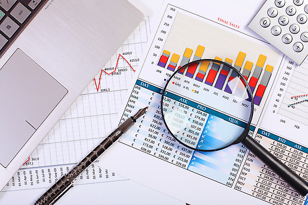 포토 JPG 해외이미지 종이 컨셉 회사 비즈니스 통계 탁자 그래프 직장 사람없음 사무실 펜 볼펜 자료 계산기 정보 키보드 업무 계획 오브젝트 보고서 문서 해외202004 해외포토 가구 문구용품 필기구 장비 작업 파일형식