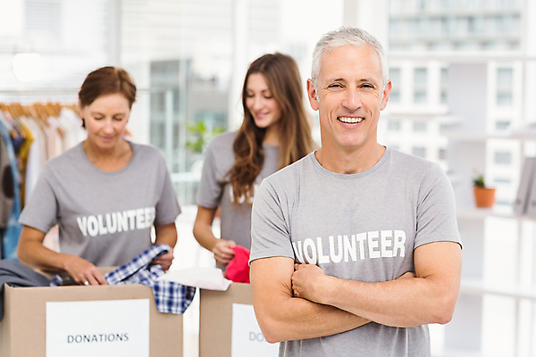 포토 JPG 해외이미지 백인 직업 옷 여자 남자 행복 40대 중년 비즈니스 실내 20대 세명 상자 팔짱 봉사 도움 직장인 비즈니스맨 비즈니스우먼 복지 동료 기부 돌봄 참여 자선단체 해외202004 해외포토 서양인 감정 컨셉 관계 모션 사람 청년 성인 내부 그룹 사회이슈 자선 파일형식