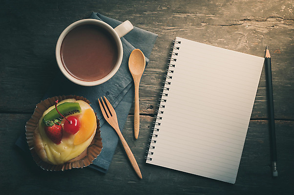 포토 JPG 해외이미지 음료 음식 빵 백그라운드 과일 탁자 디저트 사람없음 컵 초콜릿 뜨거움 코코아 페스츄리 필터 맛있는 해외202004 해외포토 식기 가구 파일형식