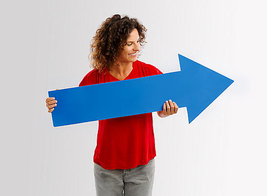 포토 JPG 해외이미지 1 여자 행복 감정 백그라운드 비즈니스 성공 엄마 화살 한명 사람 빨간색 흰색 가리킴 표현 자신감 신용카드 발표 선택 중앙 쇼 보여주기 고립 해외202004 해외포토 컬러 컨셉 가족 모션 손짓 금융 파일형식