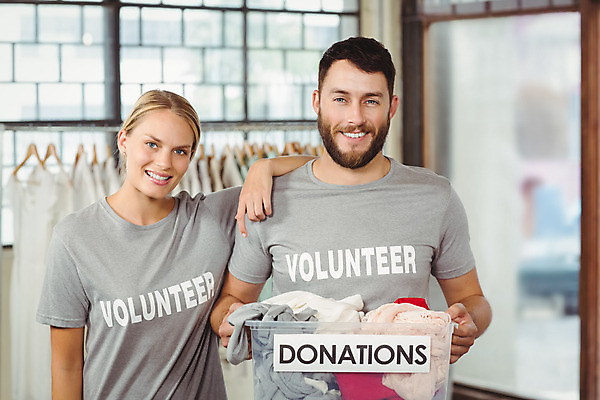 포토 JPG 해외이미지 백인 옷 여자 남자 행복 함께함 서기 20대 성인 두명 30대 상자 봉사 도움 복지 동료 기부 참여 자선단체 해외202004 해외포토 서양인 감정 컨셉 관계 모션 사람 청년 장년 그룹 사회이슈 자선 파일형식