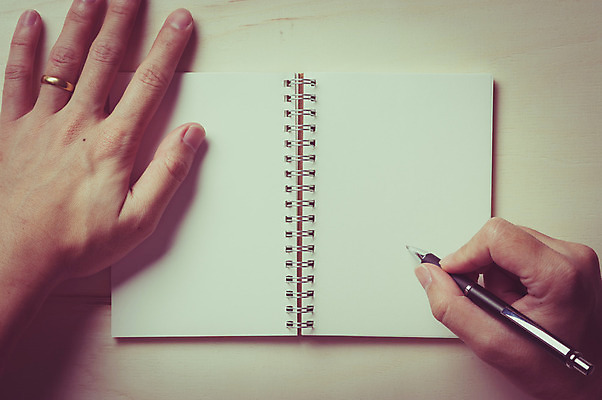 포토 JPG 해외이미지 템플릿 손 디자인 남자 종이 백그라운드 아이디어 신체부위 펜 다이어리 공책 공백 페이지 해외202004 해외포토 컨셉 문구용품 사람 필기구 사무용품 파일형식