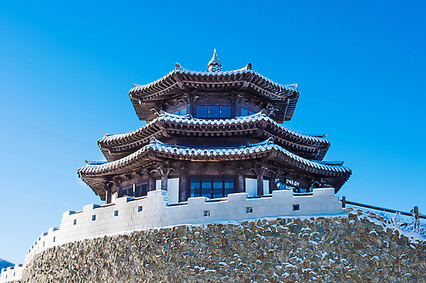 포토 JPG 해외이미지 나무 백그라운드 겨울 자연 하늘 산 서울 한국 풍경 사람없음 태양 맑음 추위 언덕 눈내림 해외202004 해외포토 자연요소 식물 계절 아시아 날씨 눈_날씨 생태계 파일형식