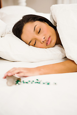 포토 JPG 해외이미지 라이프스타일 손 여자 가정 청소년 유리 아파트 주택 실내 건강 한명 20대 캐주얼 물 알약 약 침실 이불 고통 추위 침대 잠 항아리 질병 거짓말 마약 비극 자살 해로움 의료성형뷰티 항생제 혼혈 해외202004 약함 해외포토 자연요소 1 옷 감정 가구 컨셉 의학 침구 재질 사람 청년 내부 건물 생활 신체부위 도자기 다문화 파일형식