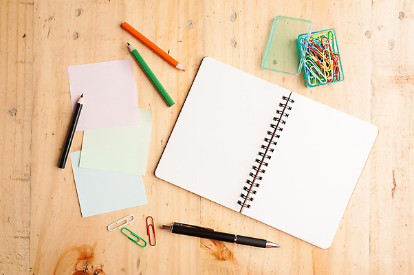 포토 JPG 해외이미지 종이 백그라운드 아이디어 사람없음 연필 펜 라벨 다이어리 공책 공백 기록 작업 클립 페이지 해외202004 해외포토 컨셉 문구용품 학용품 프레임 필기구 사무용품 파일형식