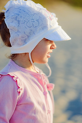 포토 JPG 해외이미지 백인 라이프스타일 드레스 여자 행복 어린이 모래 바다 여행 자연 놀이 하늘 휴가 한명 사람 야외 물 파란색 선글라스 태양 기쁨 흰색 아기 달콤 작음 걸음마 해외202004 해외포토 자연요소 서양인 1 옷 감정 안경 컬러 모션 생활 맛 크기 생태계 파일형식