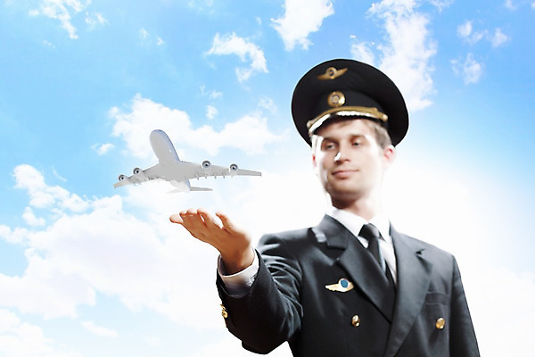 포토 JPG 해외이미지 백인 구름 직업 모자 산업 여행 유니폼 비즈니스 교통시설 하늘 날씨 비행기 한명 미소 사람 성인 파란색 빛 햇빛 태양 여행객 힘 자유 업무 파일럿 속도 출발 엔진 에어쇼 대패 중력 해외202004 해외포토 자연요소 서양인 1 잡화 옷 컬러 교통 컨셉 항공교통 대중교통 표정 작업 시설 쇼 파일형식