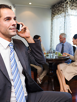 포토 JPG 해외이미지 백인 여자 남자 행복 40대 중년 50대 탁자 직장 함께함 실내 앉기 동양인 정장 여러명 20대 성인 30대 스마트폰 사무실 직장인 비즈니스맨 비즈니스우먼 무선전화기 스마트 동료 직원 스타일 해외202004 해외포토 서양인 직업 옷 감정 가구 다수 컨셉 회사 비즈니스 관계 모션 사람 인종 청년 내부 장년 핸드폰 스마트기기 전화기 파일형식