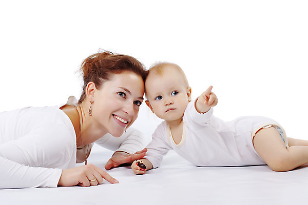 포토 JPG 해외이미지 전신 백인 응시 여자 딸 행복 엎드리기 엄마 함께함 사랑 사람 상반신 성인 두명 옆모습 금발 육아 가리킴 아기 흰배경 돌봄 여자만 해외202004 해외포토 서양인 헤어스타일 시선 감정 뷰포인트 백그라운드 컨셉 가족 모션 손짓 흰색 파일형식