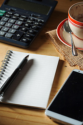 포토 JPG 해외이미지 디자인 종이 백그라운드 아이디어 사람없음 스마트폰 펜 다이어리 공책 공백 계산기 페이지 해외202004 해외포토 컨셉 문구용품 핸드폰 스마트기기 필기구 사무용품 장비 파일형식