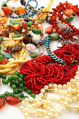 포토 JPG 해외이미지 팔찌 사람없음 초록색 유행 바위 황금 고급 우아함 은색 보석 구슬 백금 팬던트 해외202004 해외포토 컬러 컨셉 장신구 돌_바위 광석 파일형식