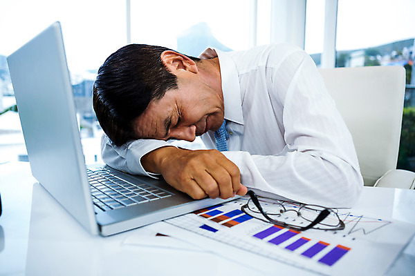 포토 JPG 해외이미지 직업 노년 남자 비즈니스 휴식 실내 피곤 한명 사람 앉기 그래픽 노트북 컴퓨터 사무실 성장 잠 비즈니스맨 60대 파일 낮잠 업무과다 노인남자한명만 해외202004 해외포토 1 컨셉 모션 성인 내부 전자제품 업무 직장인 남자한명만 노인남자만 파일형식