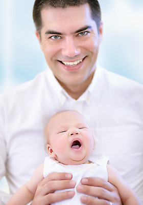 포토 JPG 해외이미지 백인 행복 아들 가족 실내 사랑 사람 상반신 성인 두명 앞모습 부모 기쁨 육아 흰색 아기 신생아 잡기 아빠 작음 한병 돌봄 해외202004 해외포토 서양인 1 감정 뷰포인트 컬러 관계 모션 내부 크기 병_담는 파일형식