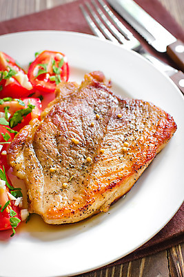 포토 JPG 해외이미지 접시 음식 토마토 채소 부분 파슬리 마늘 육류 돼지고기 스테이크 요리 비프스테이크 사람없음 빛 식당 식사 저녁식사 샐러드 소고기 튀김 흰색 신선 그릴 바비큐 굽기 먹기 허리 준비 양고기 점심식사 등심 절임 해외202004 해외포토 레이스천 식기 컬러 식재료 모션 주방용품 서양음식 신체부위 상점 직물 구이 파일형식