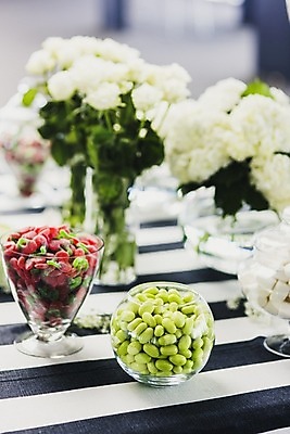 포토 JPG 해외이미지 음식 결혼 부분 탁자 아침 휴가 디저트 콩 사탕 종류 요리 사람없음 장식 컬러풀 파티 쿠키 초콜릿 빵집 대접 바 항아리 달콤 맛 폐기물 혼합 설탕 굽기 먹기 레시피 젤리 포도당 해로움 많음 맛있는 해외202004 해외포토 주간 컬러 가구 컨셉 모션 곡류 이벤트 상점 도자기 쓰레기 구이 파일형식