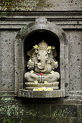 포토 JPG 해외이미지 전통 아시아 종교 여행 미술 동양인 사람없음 조각상 숫자 사찰 발리 인도네시아 해외202004 해외포토 문자 나라 섬 종교건축 문화예술 인종 조형물 파일형식