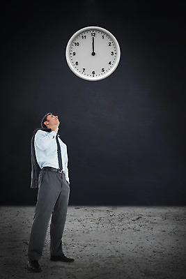 포토 JPG 해외이미지 백인 남자 시계 비즈니스 넥타이 갈색머리 한명 성인 컴퓨터그래픽 30대 디지털 회색 올려보기 잡기 시간 비즈니스맨 집중 카운트다운 카피스페이스 해외202004 해외포토 서양인 1 헤어스타일 잡화 컬러 컨셉 모션 사람 그래픽 장년 공백 직장인 파일형식