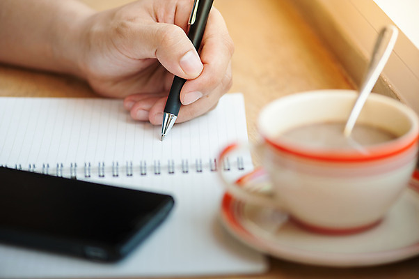 포토 JPG 해외이미지 라이프스타일 손 남자 커피 음료 백그라운드 휴식 신체부위 컵 스마트폰 펜 다이어리 공책 카페 작업 에스프레소 해외202004 해외포토 식기 컨셉 문구용품 사람 생활 핸드폰 스마트기기 필기구 상점 사무용품 파일형식