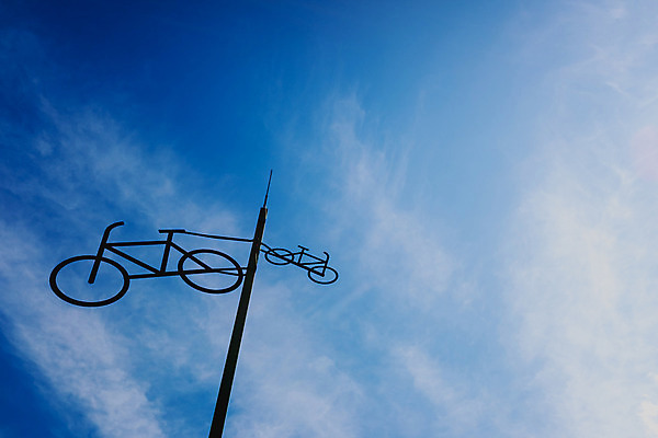 포토 JPG 해외이미지 디자인 실루엣 유럽 도로 길 스포츠 여행 백그라운드 하늘 프레임 건강 경고 안전 사람없음 야외 파란색 운동 금속 자전거 정보 도시 바퀴 메시지 승차 방향 심볼 사인 순환 타운 사이클링 일반 고립 루트 바이킹 방법 생태학 선로 해외202004 해외포토 레이스천 교육 나라 컬러 교통시설 모션 재질 촬영기법 바이크 직물 육상스포츠 파일형식