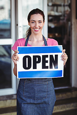 포토 JPG 해외이미지 백인 라이프스타일 여자 행복 커피 음식 비즈니스 노동자 한명 서기 성인 30대 상점 식당 카페 빵집 잡기 업무 오픈 직원 서비스 보여주기 카페테리아 주인 해외202004 해외포토 서양인 직업 1 감정 음료 모션 사람 생활 장년 작업 파일형식