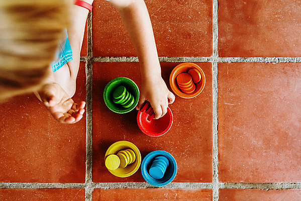 포토 JPG 해외이미지 백인 접시 교육 어린이 가사 장난 학교 놀이 사람없음 세트 장난감 유치원 놀이방 게임 아기 업무 사발 놀이터 작음 수집 준비 심플 쉬는시간 뒤뜰 심각 카운트 해외202004 해외포토 서양인 식기 컨셉 휴식 사람 작업 사기그릇 크기 파일형식