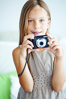 포토 JPG 해외이미지 백인 라이프스타일 응시 여자 어린이 한명 들기 사람 상반신 취미 앞모습 카메라 사진촬영 잡기 사진사 소녀한명만 해외202004 해외포토 서양인 1 시선 뷰포인트 모션 생활 전자제품 촬영 작가 여자한명만 소녀만 파일형식