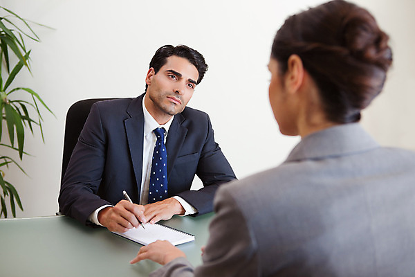 포토 JPG 해외이미지 응시 여자 남자 앉기 상반신 20대 성인 두명 30대 사무실 비즈니스맨 비즈니스우먼 면접 성인만 해외202004 해외포토 시선 비즈니스 모션 사람 청년 장년 직장인 파일형식