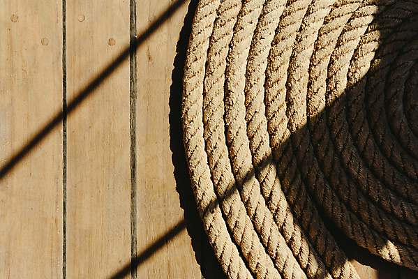 포토 JPG 해외이미지 밧줄 바다 여행 백그라운드 요트 포장 교통시설 넥타이 휴가 휴식 항해 나선형 안전 사람없음 목재 물 갈색 항구 힘 장비 흰색 반지 원형 보트 황무지 닫기 갑판 묘사 질감 보안 매듭 롤 고정 종료 뱃놀이 사방 잠금해제 해외202004 해외포토 자연요소 도형 나무 잡화 줄 컬러 교통 컨셉 무늬 배_교통 재료 장신구 모션 전통놀이 시설 파일형식