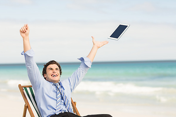 포토 JPG 해외이미지 백인 라이프스타일 남자 행복 성공 휴가 따뜻함 한명 사람 앉기 정장 성인 야외 태블릿 햇빛 맑음 자유 비즈니스맨 흥분 성인남자한명만 해외202004 해외포토 서양인 1 옷 감정 컨셉 비즈니스 모션 날씨 생활 전자제품 스마트기기 태양 직장인 남자한명만 성인남자만 파일형식