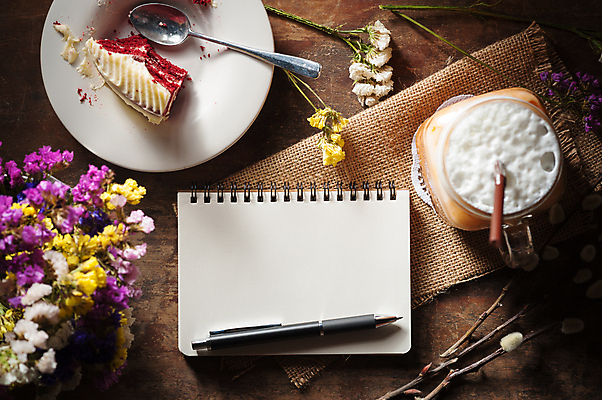 포토 JPG 해외이미지 디자인 종이 음료 백그라운드 아이디어 사람없음 연필 펜 갈색 케이크 다이어리 공책 공백 카페 기록 페이지 해외202004 해외포토 컬러 컨셉 문구용품 학용품 디저트 필기구 상점 사무용품 파일형식