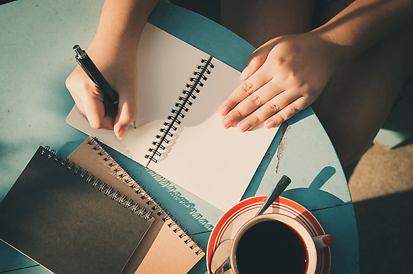 포토 JPG 해외이미지 라이프스타일 손 여자 커피 음료 백그라운드 탁자 휴식 아이디어 신체부위 펜 다이어리 공책 카페 해외202004 해외포토 가구 컨셉 문구용품 사람 생활 필기구 상점 사무용품 파일형식