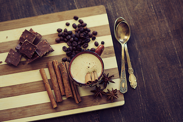 포토 JPG 해외이미지 라이프스타일 커피 음료 음식 탁자 디저트 따뜻함 사람없음 컵 갈색 초콜릿 숟가락 거품 머그컵 뜨거움 액체 막대기 달콤 향신료 코코아 라떼 해외202004 해외포토 식기 컬러 가구 수저 생활 맛 향미료 파일형식